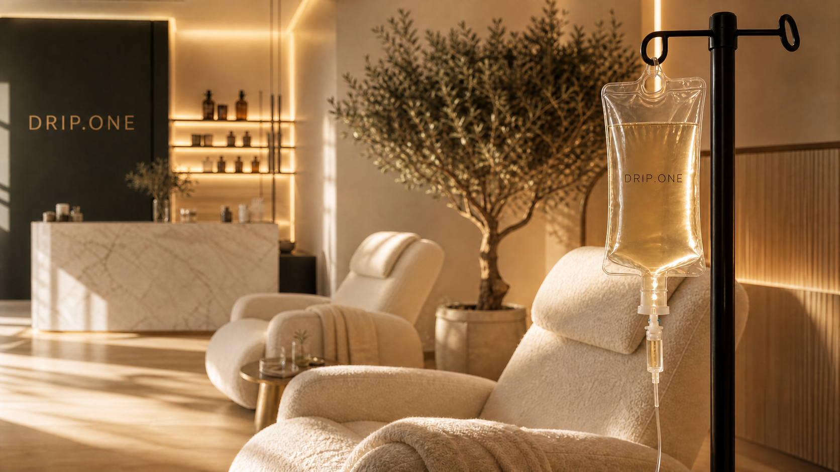 DRIP.ONE Premium IV-Lounge – Bouclé-Sessel, Olivenbaum und IV-Infusion in luxuriöser Spa-Atmosphäre